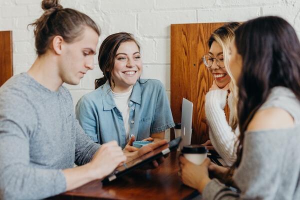The influence of implicit social pressure on prosocial behavior of adolescents
