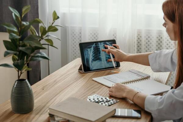 A comparison of use of the mobile electronic health record by medical providers based on clinical setting