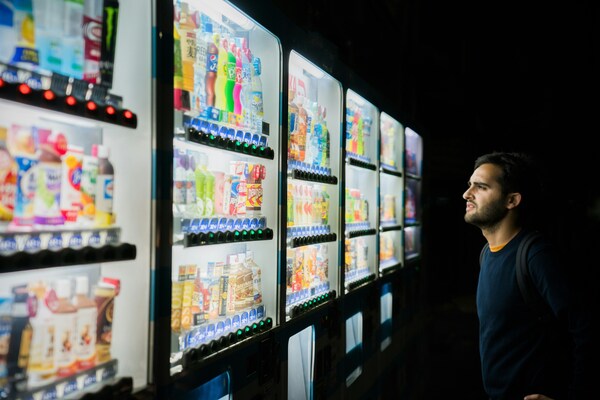 The effect of default opt-ins and social proof tags on high-stake decision-making in an e-commerce context