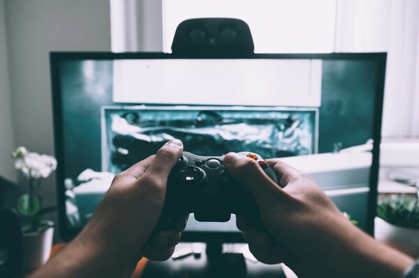 Artificial intelligence face-tracking for a semi-virtual reality gaming experience